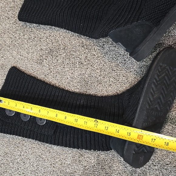 UGG Australia Women 5819 Black Knit Sweater Buttons Boots Shoes Sz 7 - Picture 2 of 8